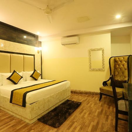 Plazzo Hotel New Delhi Exterior photo