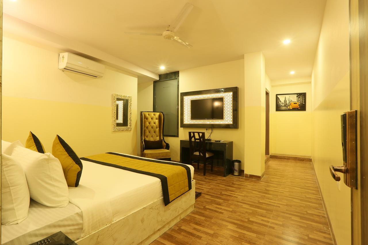 Plazzo Hotel New Delhi Exterior photo