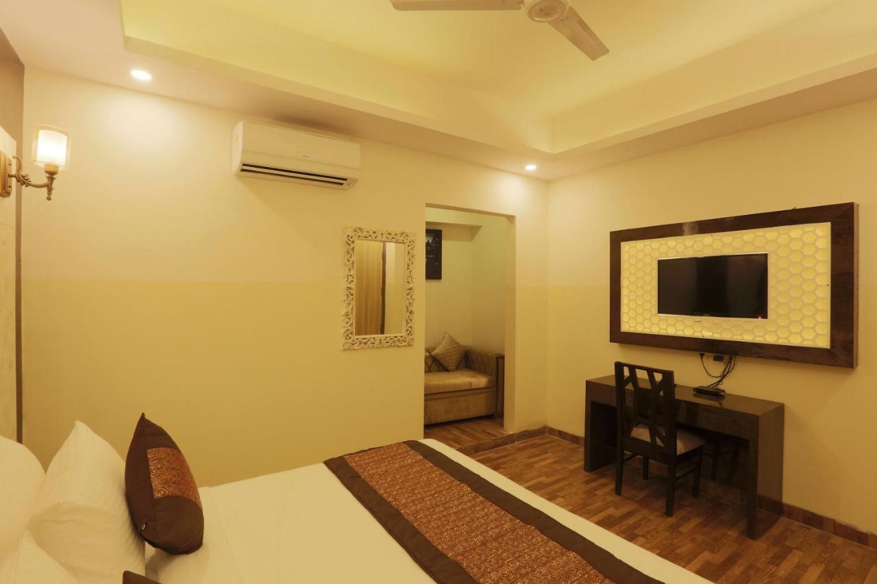Plazzo Hotel New Delhi Exterior photo