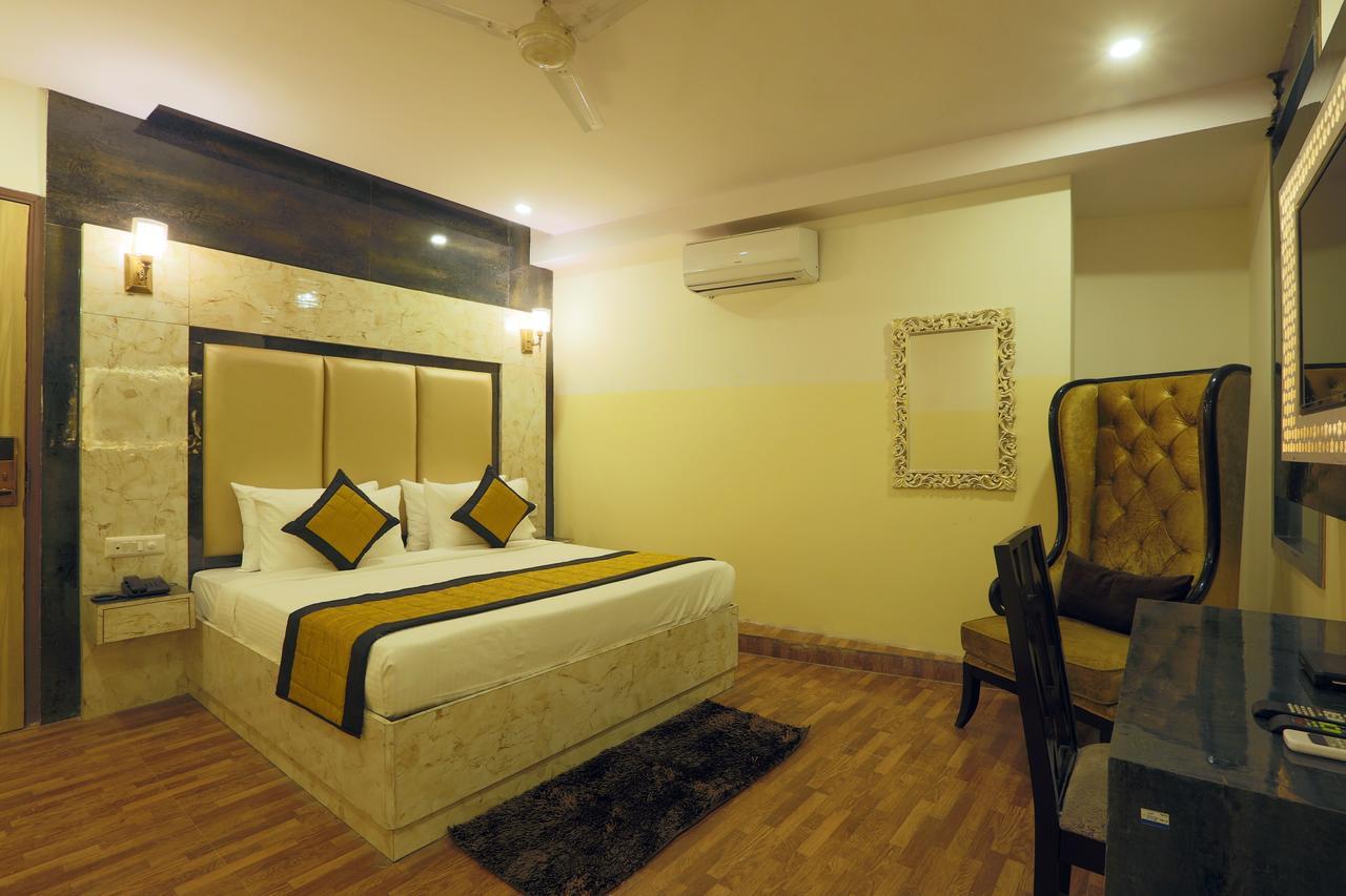 Plazzo Hotel New Delhi Exterior photo