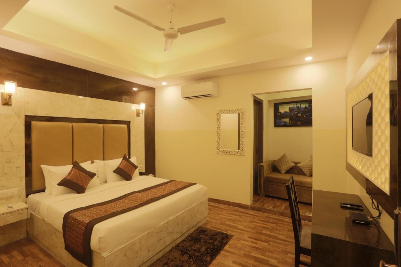 Plazzo Hotel New Delhi Exterior photo